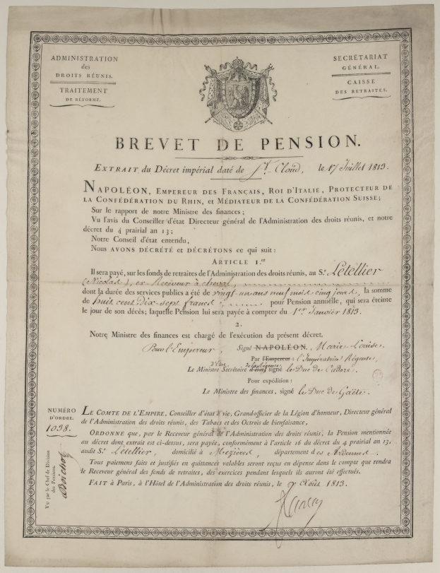 Ein altes Dokument mit einem Schwarz-Weiß-Bild eines Mannes, Text 'brevet de pension' (Pensionsurkunde) und einem Logo.