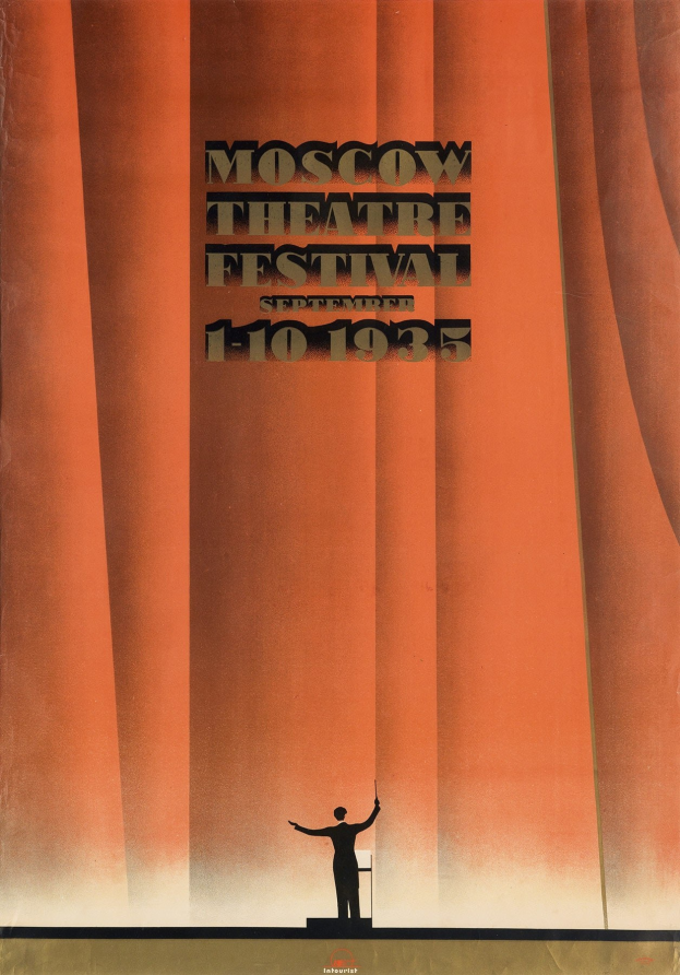 Plakat für das Moskauer Theaterfestival 1935 mit einer Person vor einem Vorhang mit Text