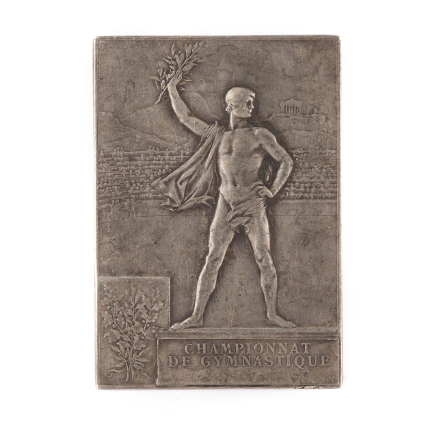 Silberne Plakette mit einer Statue eines triumphierenden Mannes, der einen Lorbeerkranz hält, mit der Inschrift "Championnat de Gymnastique."