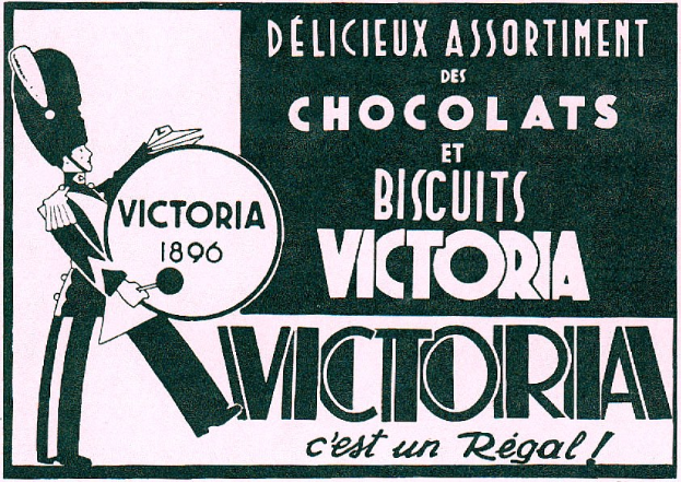 Werbung für Victoria Biscuits aus dem Jahr 1896, die eine Person zeigt, die eine Platte mit Schokoladen und Keksen hält, mit Text, der das Produkt beschreibt.
