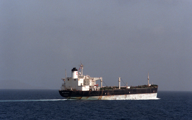 Großes schwarzes und weißes Öltankschiff auf dem Meer unter einem klaren blauen Himmel.