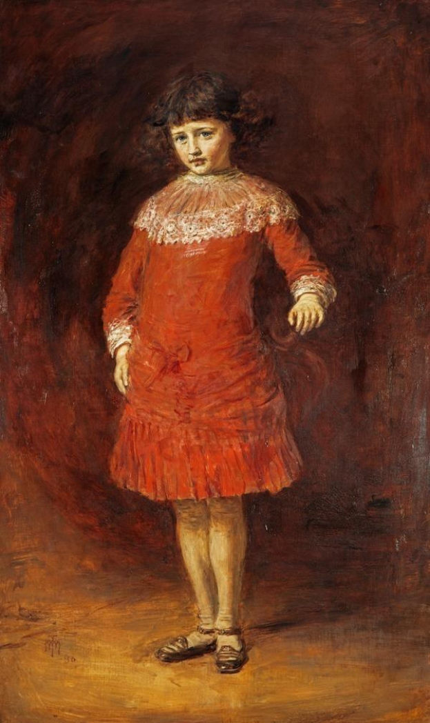 Ein junges Mädchen in einem hellroten Kleid mit einem weißen Kragen und einer Schleife steht mit gefalteten Händen und einem sanften Gesichtsausdruck vor einem braunen Hintergrund.