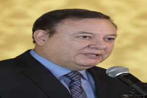 Ein Mann im Anzug und mit Krawatte, der als Generalstaatsanwalt identifiziert wurde, spricht in ein Mikrofon mit einem unscharfen Hintergrund.