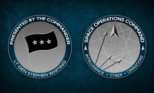 Das Space Operations Command-Logo auf einem blauen Hintergrund, das einen weißen Kreis mit schwarzem Rand und einem Stern zeigt, umgeben von einem schwarz-weißen Karomuster, mit der Beschriftung 'Space Operations Command' darüber.