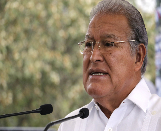 Mann in weißem Hemd und Brille spricht in ein Mikrofon, wahrscheinlich in Reaktion auf eine Entscheidung des Obersten Gerichtshofs.