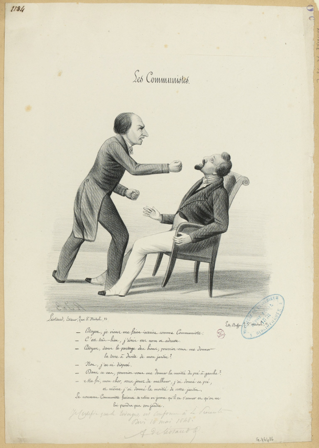 Zwei Männer in einer förmlichen Umgebung streiten, einer sitzt in einem Stuhl und der andere steht auf einem Papier mit sichtbarem Text.