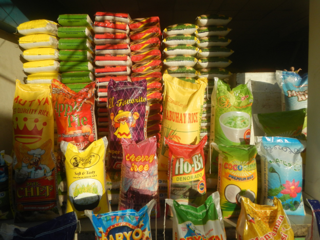 Ein gut organisierter Ladeneinbau mit verschiedenen Lebensmitteln, darunter ordentlich verpackte Reisportionen.