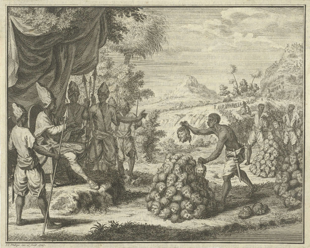 Eine Gruppe von Menschen, die um einen Haufen von Schädeln in einem bewaldeten Gebiet mit Bäumen, Hügeln und Wolken im Hintergrund und Text unten stehen.