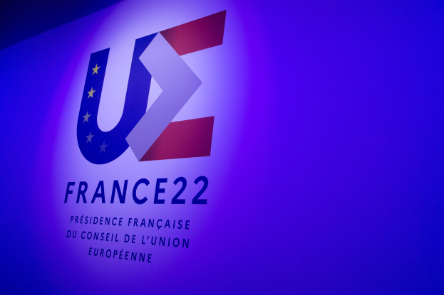 Logo für Frankreich 22 auf einem festen blauen Hintergrund mit dem Text 'Frankreich 22' in Weiß, Rot und Blau.