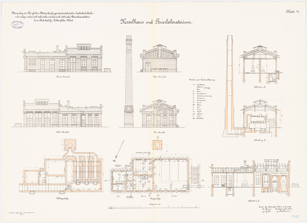 Eine handgezeichnete Skizze eines mehrfenstrigen Gebäudes mit einem Turm, identifiziert als das Museum of Fine Arts in Berlin, auf einem Papier mit begleitendem Text.