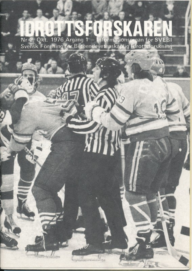 Gruppe von Menschen in Helmen und Eislaufschuhen, die sich auf einer Eisbahn prügeln, mit Zuschauern im Hintergrund und Text überall.