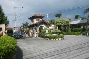 Luftaufnahme eines zu verkaufenden Grundstücks in Cebu City, Manila Metropolitan Area, mit Gebäuden, Fahrzeugen, Statuen, Grünflächen, Strommasten und einer bewölkten Himmel