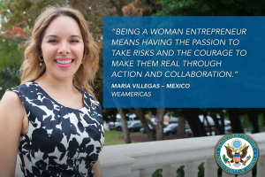 Frau in Schwarz-Weiß-Kleid vor einem Zaun mit einem Zitat über Frauenunternehmertum, mit Bäumen, Fahrzeugen und einem klaren blauen Himmel im Hintergrund.