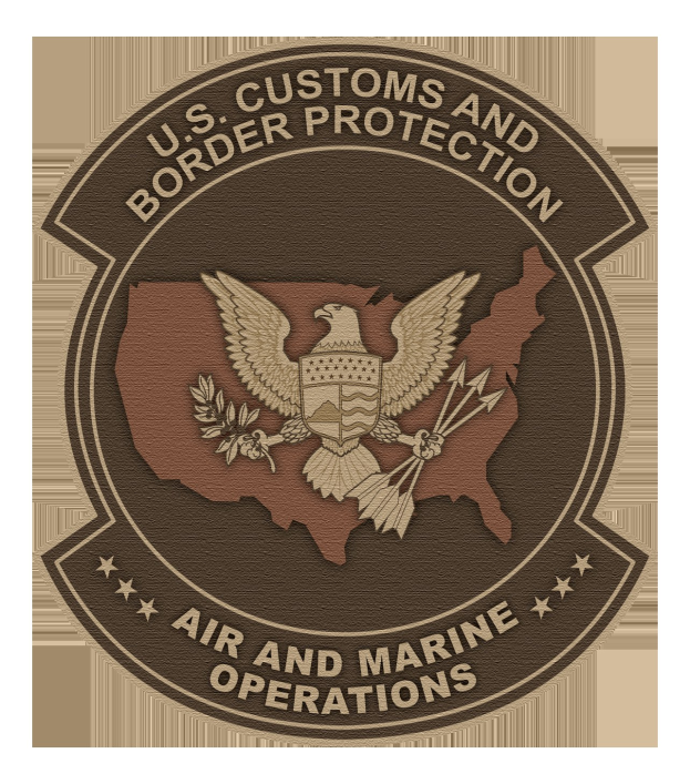 Logo der U.S. Customs and Border Protection Air and Marine Operations mit einem blauen Schild mit einem weißen Stern, einem Lorbeerkranz und weißer Schrift auf einem Banner mit der Aufschrift "Air and Marine."