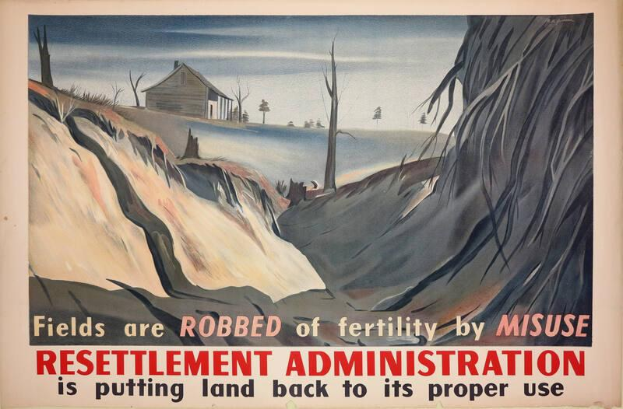 Plakat an einer Wand mit dem Text "Resettlement Administration: Fields are Robbed of Fertility by Misuse" umgeben von einem Haus, Bäumen und Wasser.