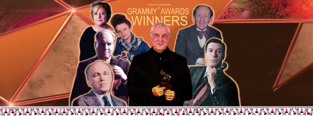 Gruppe von Menschen auf einer Bühne, die einen Preis halten und feiern, mit erhobenen Armen und strahlenden Gesichtern, mit dem Text "Grammy Awards Gewinner" sichtbar.