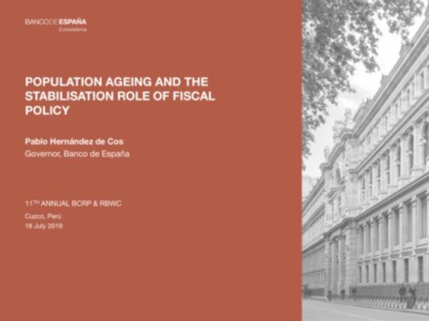 Schwarz-weißes Bild eines Gebäudes auf der rechten Seite mit Fußgängern auf der Straße davor und Text auf der linken Seite, der 'Alterung der Bevölkerung und die Stabilisierungsrolle der Fiskalpolitik' lautet.