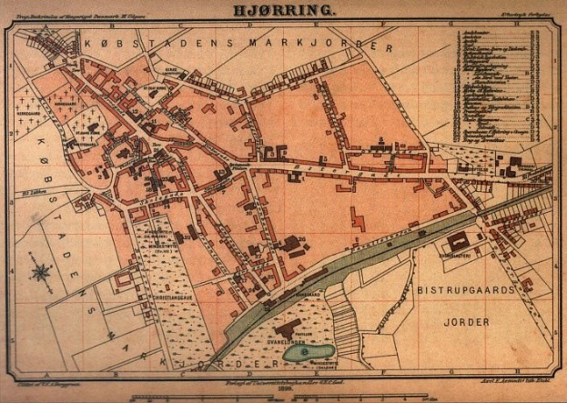 Ausführliche alte Karte von Hjørring, Dänemark, die Straßen, Gebäude und Sehenswürdigkeiten zeigt, mit begleitendem Text über die Bevölkerung und bemerkenswerte Merkmale der Stadt.