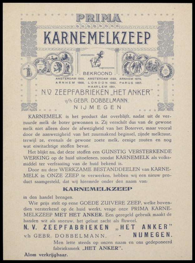 Anzeige für Prima Karne Melkzeep mit fetter Schrift in einem dekorativen Rahmen, zeigt Bilder von einem Mann und einer Frau in traditioneller niederländischer Kleidung vor einem hellblauen Hintergrund.