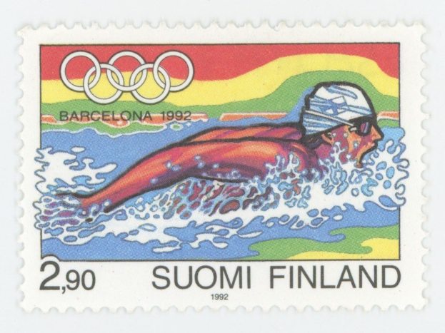 Finnische Briefmarke aus 1992 mit einem Schwimmer im Wasser und Olympischen Ringen im Hintergrund, zusammen mit gedrucktem Text und Zahlen.