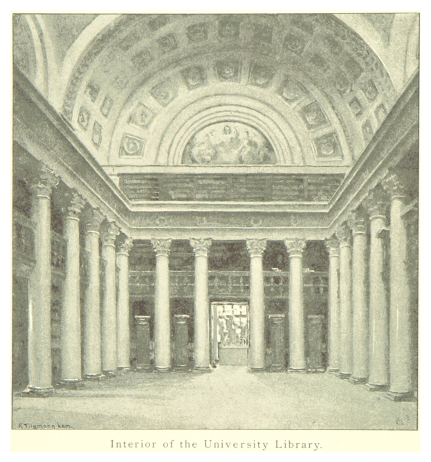 Innenraum einer prächtigen Universitätsbibliothek mit hohen Säulen und kunstvollen Deckenentwürfen sowie dekorativem Text am unteren Rand.