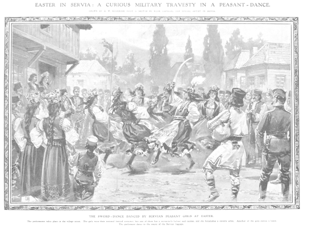 Schwarz-weißes Bild von tanzenden Menschen vor einer Menge, mit Häusern und Bäumen im Hintergrund und Text unten mit der Aufschrift "Ostersonntag in Servia: Eine kuriose militärische Travestie in einem Bauerntanz."