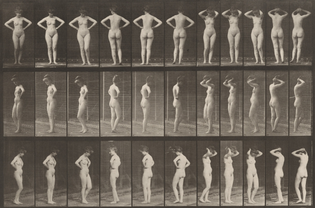 Schwarzes und weißes Foto einer Frau in einem figurbetonten Kleid, die verschiedene Posen einnimmt und dabei selbstbewusst und stark wirkt.