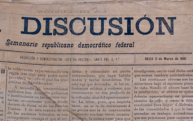 Eine gelbliche, leicht zerknitterte Zeitung mit der schwarzen Schrift 'Diskussion' darauf, die die Schlagzeile 'Semanario Republicano Democrático Federal' trägt.