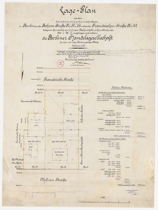 Altes Dokument mit der Aufschrift "Plan der Berliner Handelagellachaft" mit einer Gebäudeansicht, handgeschriebenem Text und einem Stempel auf der linken Seite.