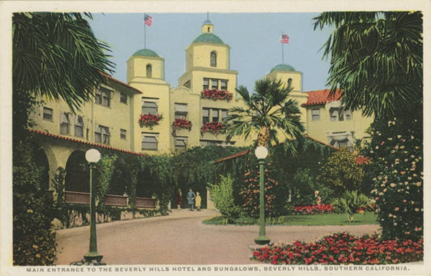Postkartenansicht des Beverly Hills Hotels und Bungalows im südlichen Kalifornien mit seinem Gebäude, Bäumen, blühenden Pflanzen, Gehweg, Menschen, Flaggen und bewölktem Himmel.