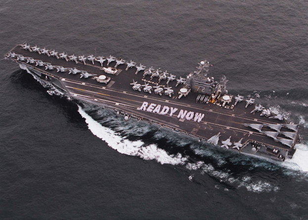 USS George H. W. Bush Flugzeugträger CVN-68 im Arabischen Meer mit Flugzeugen auf dem Deck und "Ready Now" auf dem Rumpf.